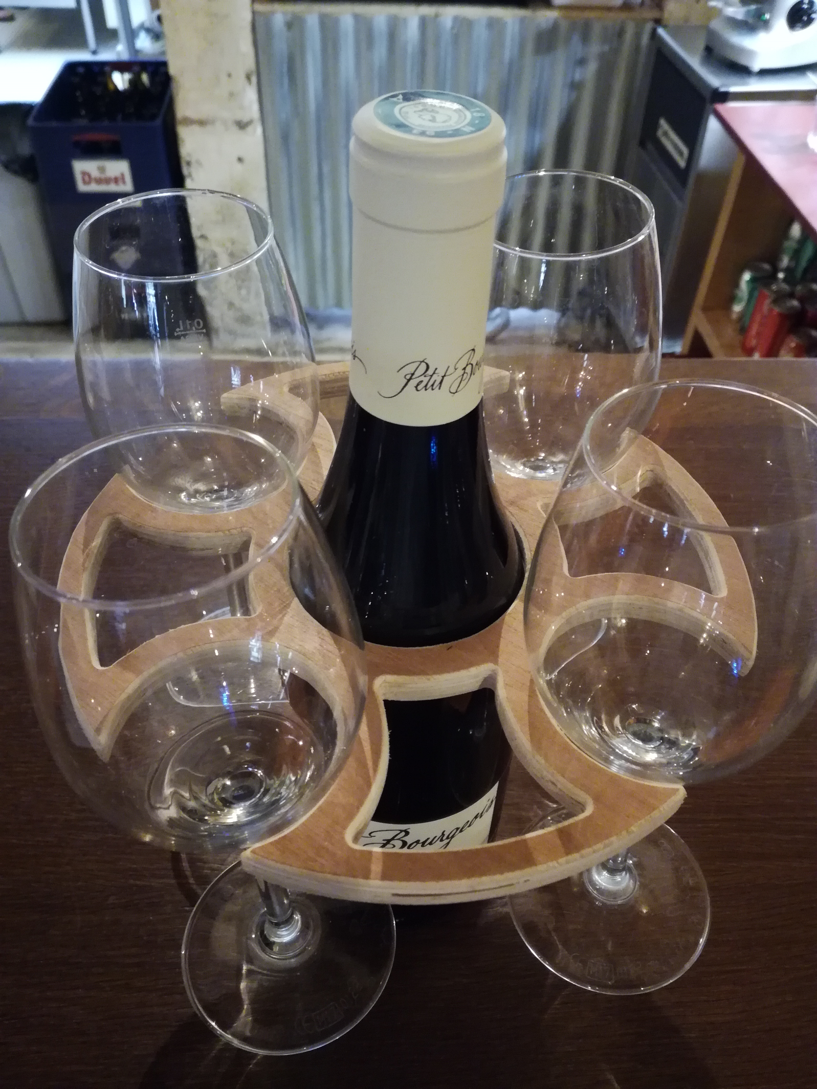 Support de verres avec bouteille de vin